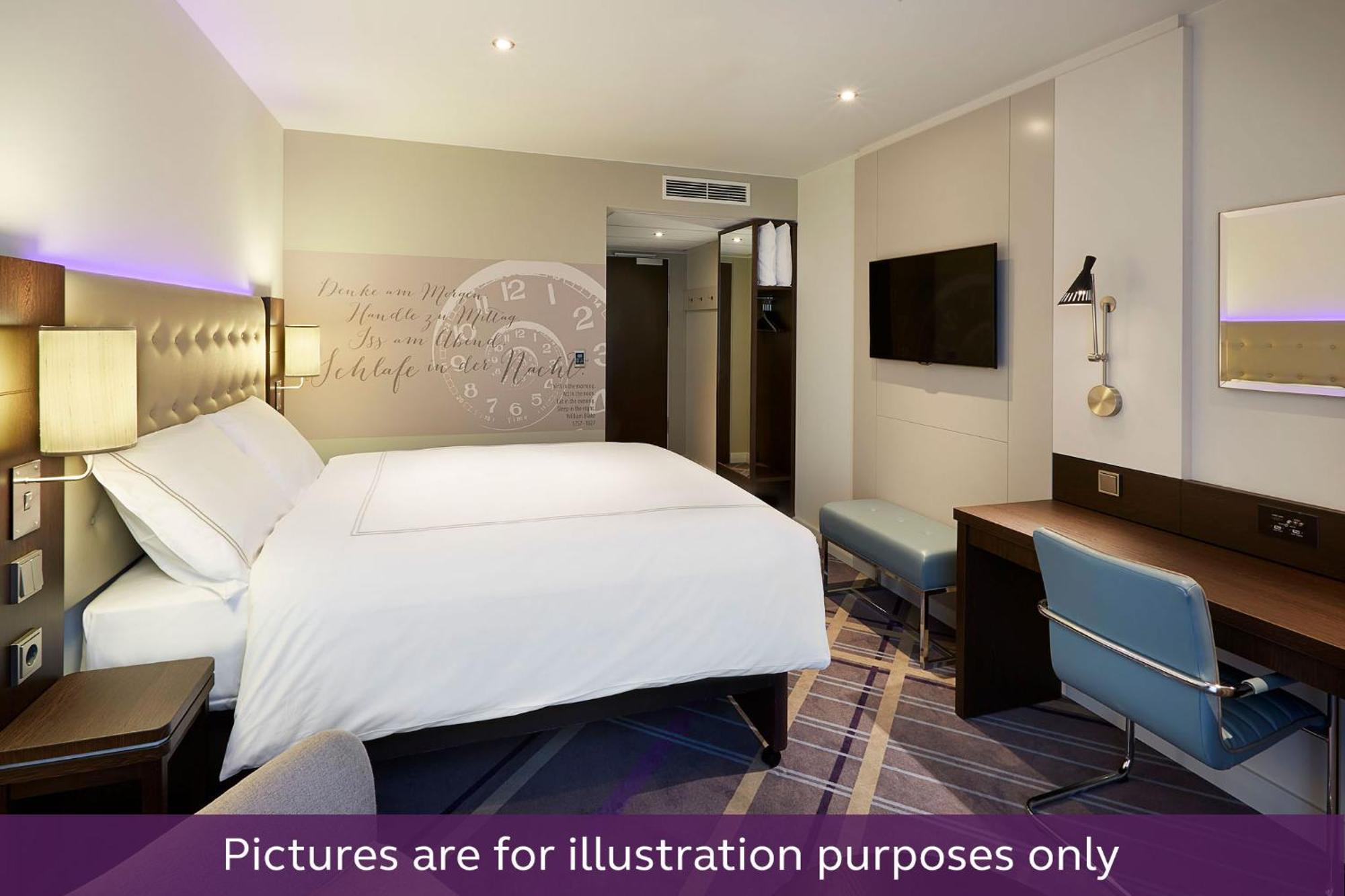 Premier Inn Duesseldorf City Centre Exterior photo