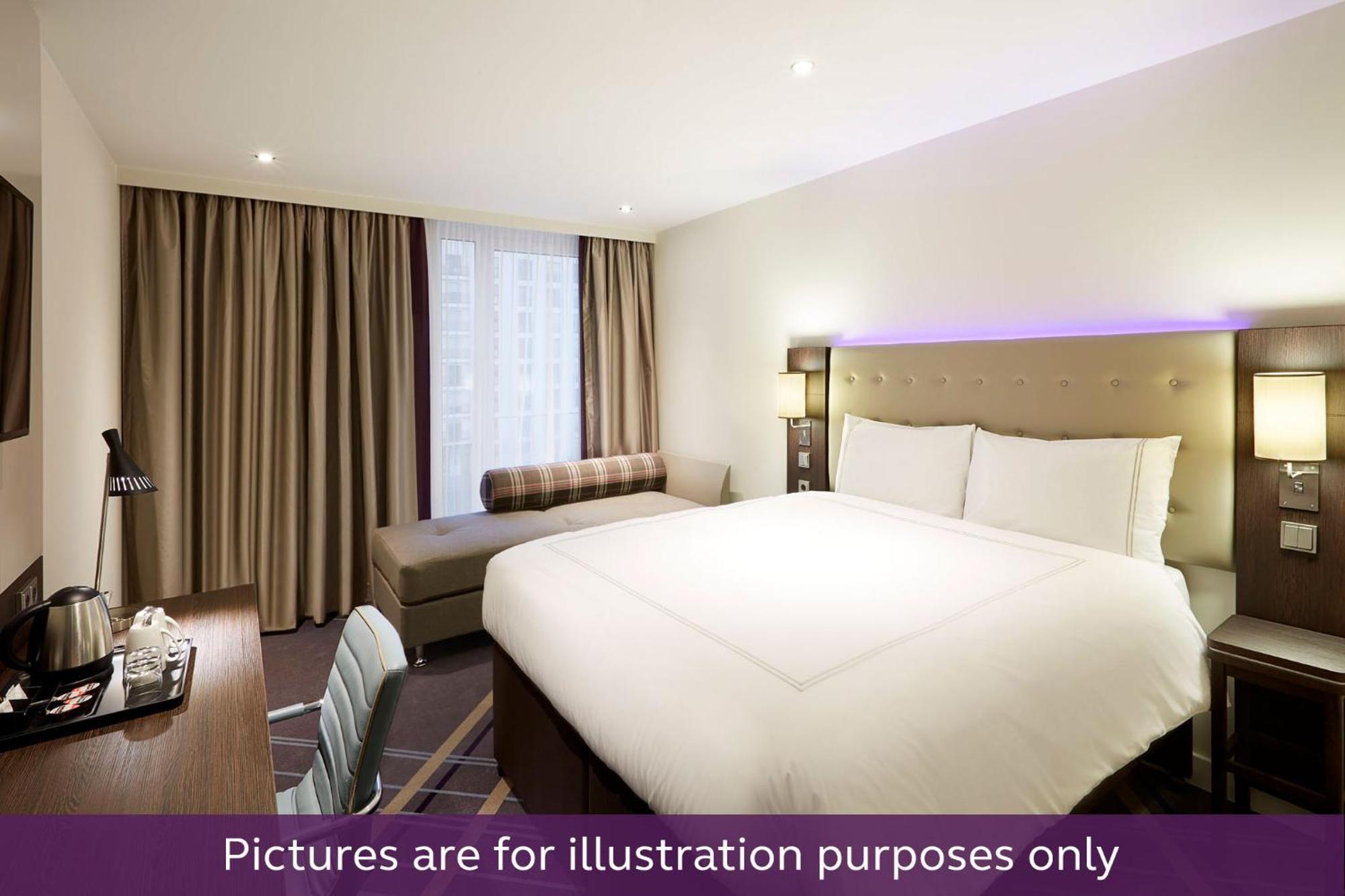 Premier Inn Duesseldorf City Centre Exterior photo