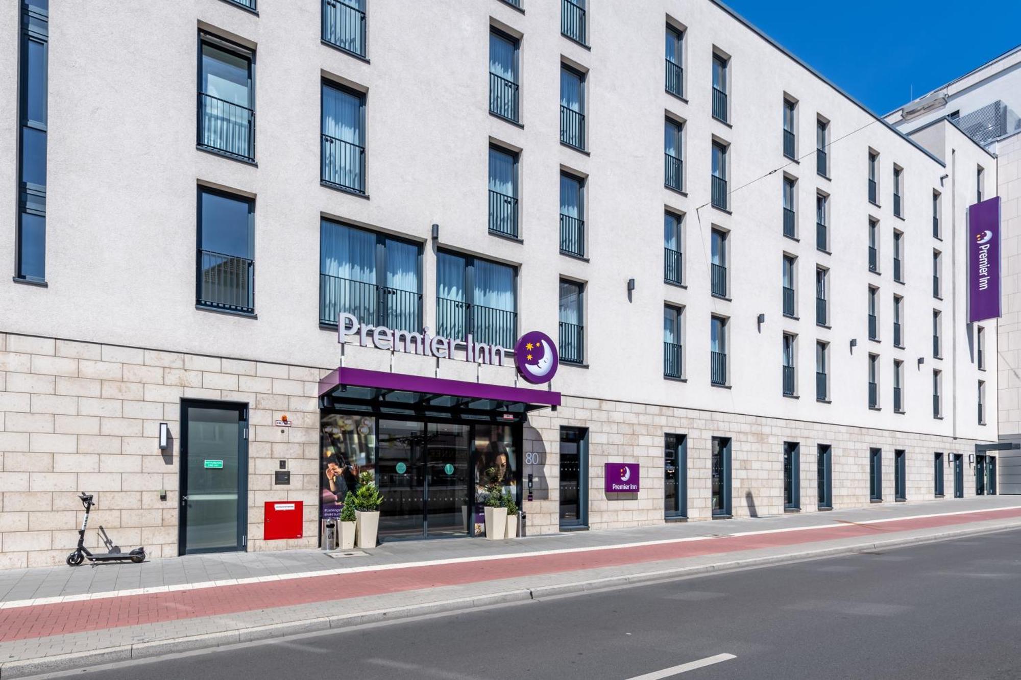 Premier Inn Duesseldorf City Centre Exterior photo